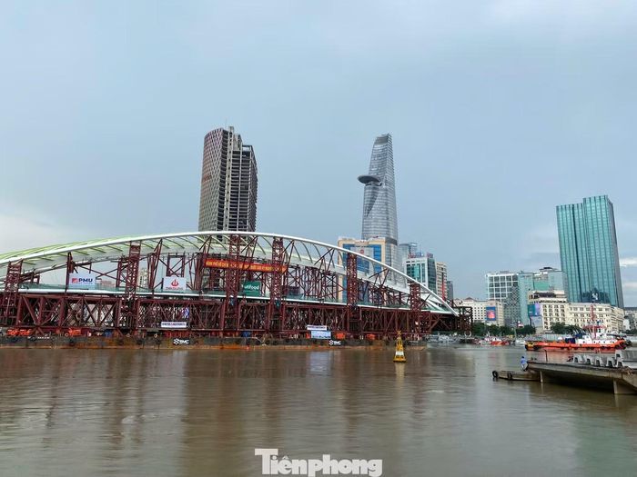 Đoàn lai dắt đưa nhịp chính cầu đi bộ về đến công trường phía bờ Thủ Thiêm. (Ảnh: Hữu Huy)