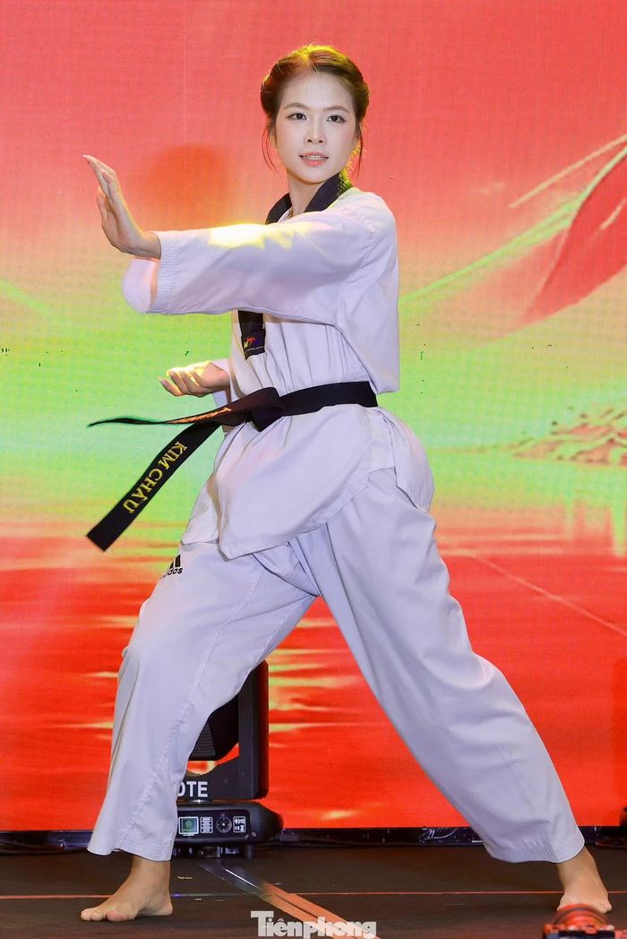 Kim Châu bắt đầu tập Taekwondo từ năm lớp 6 và có thời gian được chọn vào đội tuyển thành phố. Cô duy trì việc tập luyện đến năm lớp 10, qua đó rèn luyện thể lực, tính kỷ luật và sự kiên trì. Với Kim Châu, võ thuật không chỉ giúp nâng cao sức khỏe mà còn tạo nền tảng tinh thần để đối mặt với áp lực.