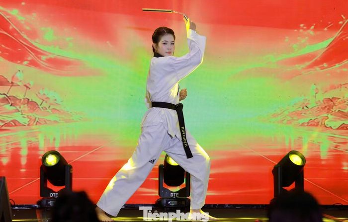 Trước khi tham gia Hoa hậu Việt Nam 2026, Kim Châu từng giành giải Nhất Taekwondo đối kháng đồng đội cấp thành phố năm 2022, giải Nhất Taekwondo đối kháng cấp quận và giải ba đối kháng cấp thành phố năm 2023. Tại phần thi tài năng, Kim Châu lựa chọn trình diễn múa côn, khai thác thế mạnh đã gắn bó với mình trong nhiều năm.