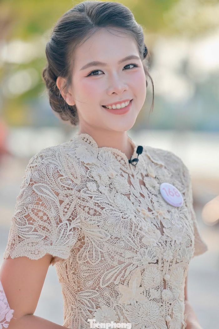 Sinh năm 2006, Nguyễn Thị Kim Châu là một trong 25 thí sinh góp mặt tại vòng chung kết Hoa hậu Việt Nam 2026. Người đẹp đến từ TPHCM sở hữu chiều cao 1,74 m, có niềm đam mê với thể thao và từng đạt nhiều thành tích ở bộ môn Taekwondo.