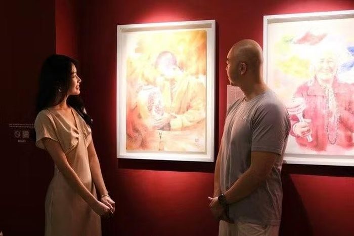 Thiếu gia Hoàng Việt vừa cầu hôn bạn gái là họa sĩ Anh Thư.