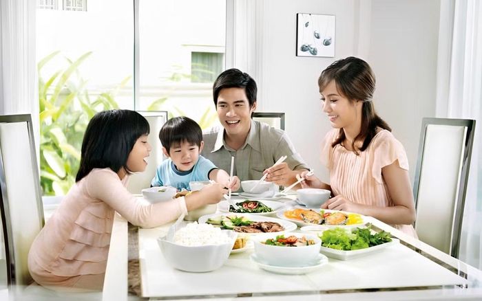 Với nhiều bạn trẻ, ý nghĩa của ngày 20/10 không chỉ nằm ở món quà dành tặng mẹ, bà, mà còn ở cơ hội để những thành viên trong gia đình gác lại công việc, học tập, trở về bên nhau.