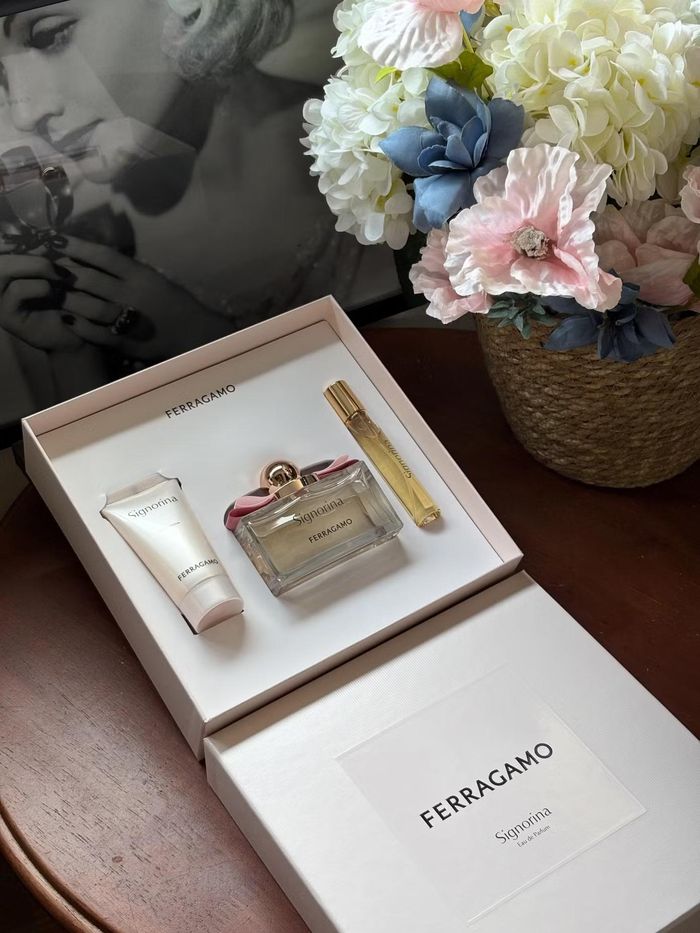 Những món quà thiết thực, có giá trị sử dụng lâu như mỹ phẩm, nước hoa, yến, máy mát-xa mini, túi chườm thảo dược... được nhiều người lựa chọn.