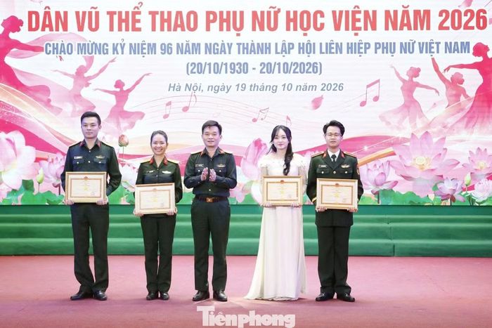 Lãnh đạo Học viện Quân y trao Cờ và Bằng khen tặng các tập thể, cá nhân tiêu biểu tại Liên hoan.