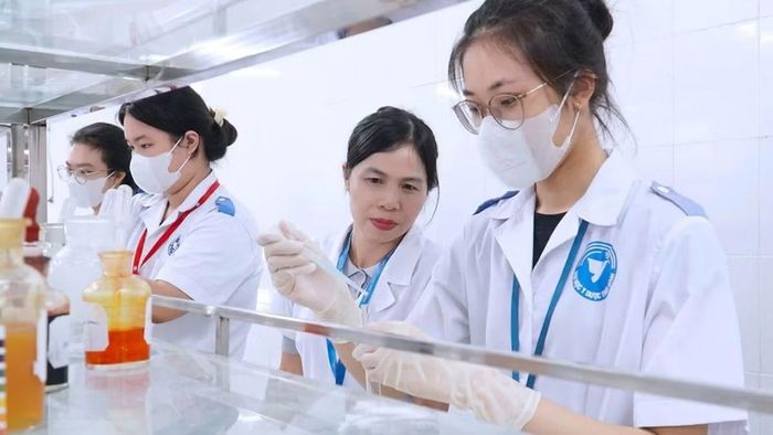 Sinh viên Đại học Y - Dược Thái Nguyên học tập