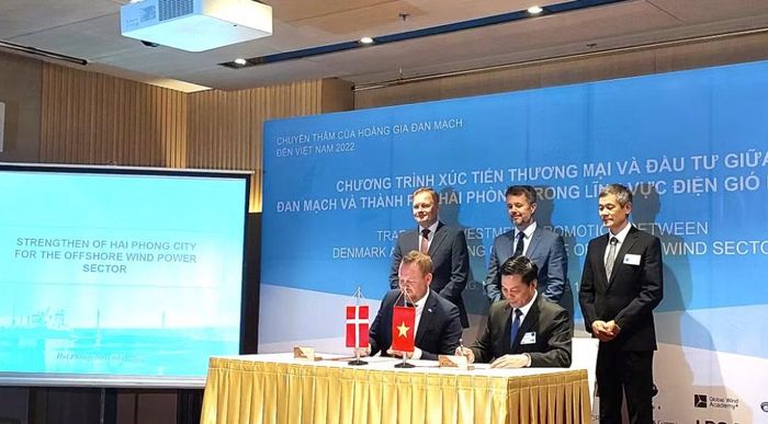 Thái tử kế vị Đan Mạch Frederik (đứng giữa) chứng kiến Lễ ký kết xúc tiến thương mại và đầu tư giữa hai thành phố Esbjerg và Hải Phòng. (Ảnh: TTXVN)