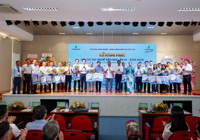 Ban tổ chức tặng cờ lưu niệm cho các đoàn tham gia Hội thi