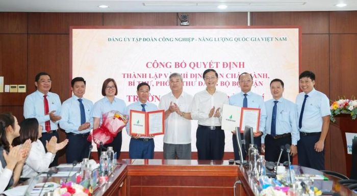 Đồng chí Trần Quang Dũng và đồng chí Đỗ Chí Thanh trao các quyết định cho Đảng bộ bộ phận PVCollege.