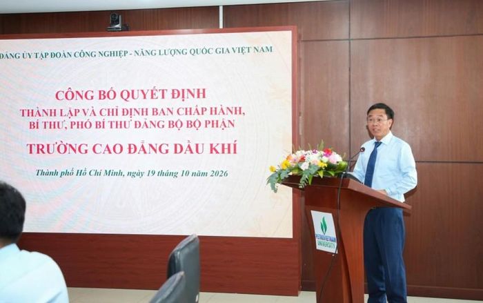 Đồng chí Ngô Xuân Hưng - Bí thư Đảng ủy, Hiệu trưởng PVCollege phát biểu nhận nhiệm vụ.