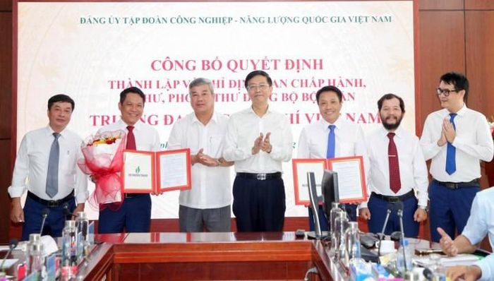 Đồng chí Trần Quang Dũng và đồng chí Đỗ Chí Thanh trao các quyết định cho Đảng bộ bộ phận PVU.