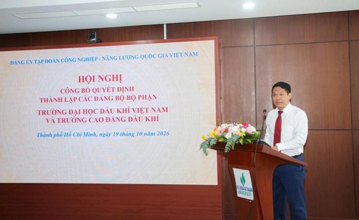 Đồng chí Phan Minh Quốc Bình, Bí thư Đảng ủy - Hiệu trưởng PVU phát biểu nhận nhiệm vụ.