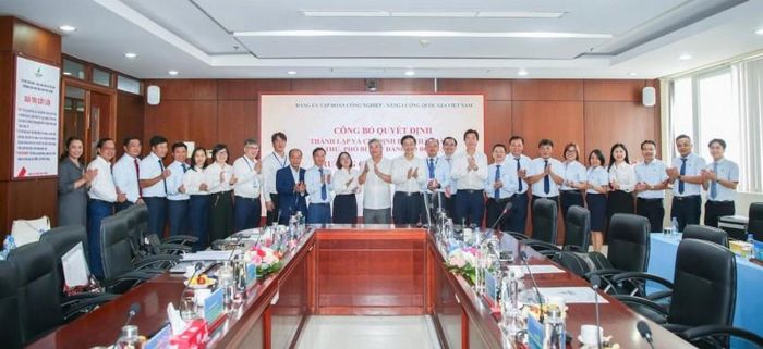 Lãnh đạo Tập đoàn chúc mừng Đảng bộ bộ phận PVCollege.