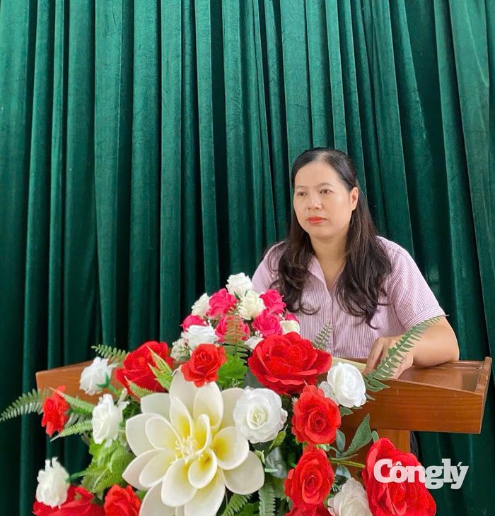 Bí thư Chi bộ ,Giám đốc Phòng giao dịch NHCSXH Hà Quảng, bà Đàm Thị Thu phát biểu tại cuộc họp của đơn vị triển khai nhiệm vụ quý 4 / 2026