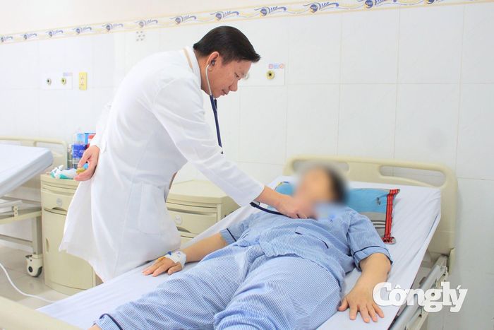Bác sĩ thăm khám cho bệnh nhân.