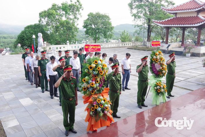 Các đại biểu dâng hoa, dâng hương tưởng niệm các anh hùng liệt sĩ tại Đền Liệt sĩ xã Hiệp Đức trước khi diễn ra hội thảo.