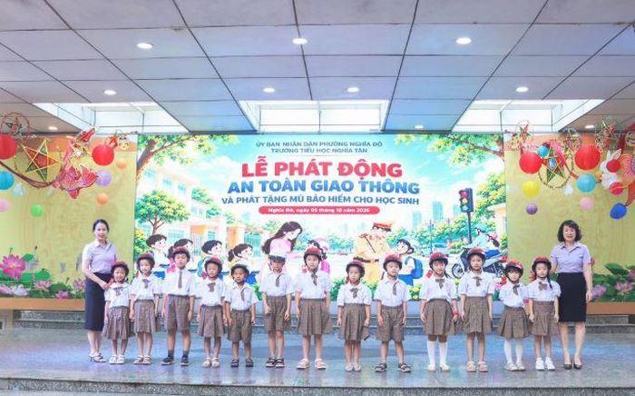 Trường Tiểu học Nghĩa Tân học sinh tuyên truyền an toàn giao thông.