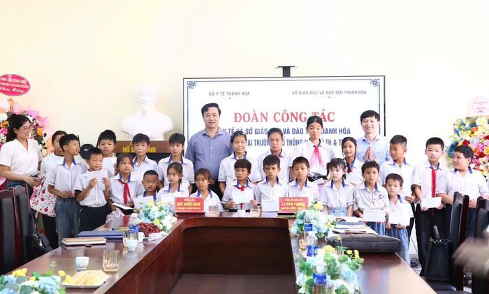 Giám đốc Sở Giáo dục và Đào tạo Đỗ Đức Quế; Giám đốc Sở Y tế Lê Văn Cường làm việc với nhà trường