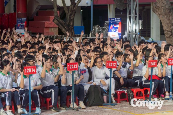 Hơn 3.000 học sinh tham dự chương trình trực tiếp.