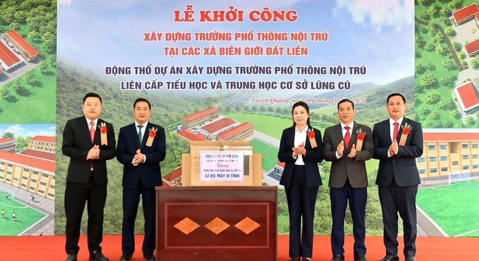 Phó Bí thư Thường trực Tỉnh ủy Tuyên Quang Lê Thị Kim Dung tặng máy tính cho Trung tâm phục vụ hành chính công xã Lũng Cú.
