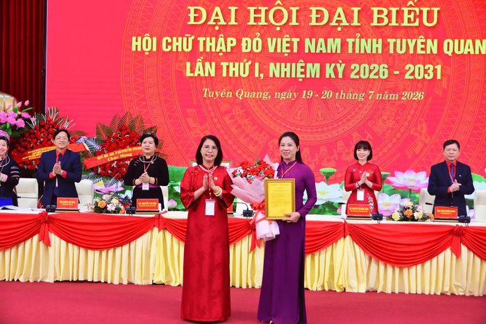 Phó Bí thư Thường trực Tỉnh ủy Tuyên Quang Lê Thị Kim Dung được suy tôn làm Chủ tịch danh dự Hội Chữ thập đỏ tỉnh Tuyên Quang