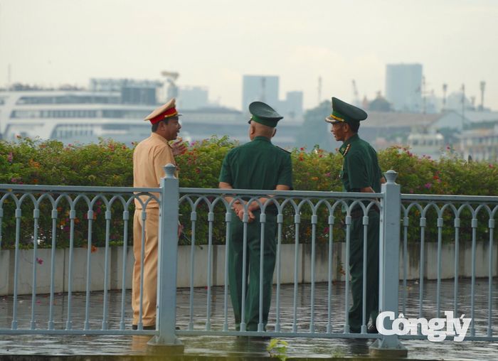 Các lực lượng chức năng như CSGT, Bộ đội Biên phòng phối hợp triển khai nhiệm vụ, bảo đảm an ninh, trật tự và an toàn trong quá trình khối kết cấu chính của cầu đi bộ qua sông Sài Gòn cập bến.