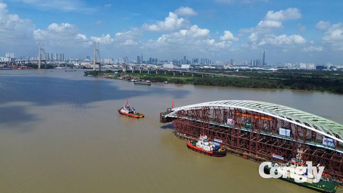 Theo ông Nguyễn Hữu Hoàng, thách thức của dự án là hiện thực hóa thiết kế kiến trúc đặc biệt thành công trình thực tế, vừa bảo đảm tính thẩm mỹ, vừa đáp ứng những yêu cầu nghiêm ngặt về kỹ thuật và an toàn. Việc thi công giữa khu vực trung tâm thành phố, chịu ảnh hưởng của thủy triều, dòng chảy và thời tiết, đòi hỏi các phương án tổ chức phải được tính toán cẩn trọng.