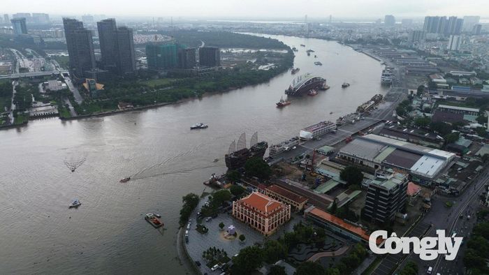 Sau hai ngày được lai dắt từ cảng Đông Xuyên, khối kết cấu vòm thép cùng hệ thống bệ đỡ nặng 3.400 tấn đã cập khu vực Bến Bạch Đằng vào khoảng 15 giờ, đánh dấu cột mốc quan trọng trong quá trình thi công công trình.