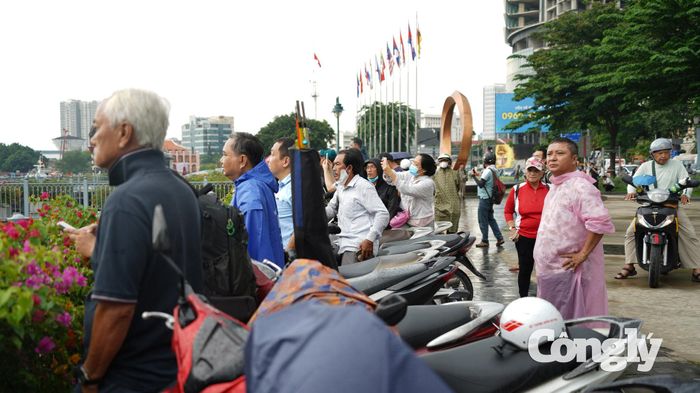 Nhiều người dân có mặt từ sớm, tranh thủ dùng điện thoại ghi lại khoảnh khắc đặc biệt khi tổ hợp thép khổng lồ xuất hiện trên sông Sài Gòn. Không ít người bày tỏ sự phấn khởi, kỳ vọng cây cầu với kiến trúc lấy cảm hứng từ hình ảnh lá dừa nước Nam Bộ sẽ sớm trở thành điểm nhấn mới của thành phố.