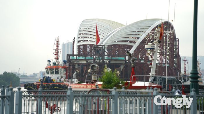 Cầu đi bộ qua sông Sài Gòn được kỳ vọng tạo thêm kết nối giữa khu vực trung tâm TP.HCM và đô thị mới Thủ Thiêm, đồng thời mở rộng không gian công cộng ven sông. Với thiết kế lấy cảm hứng từ hình ảnh lá dừa nước đặc trưng của vùng đất Nam Bộ, công trình hướng đến việc trở thành điểm đến để người dân đi bộ, ngắm cảnh và trải nghiệm thành phố từ một góc nhìn mới.