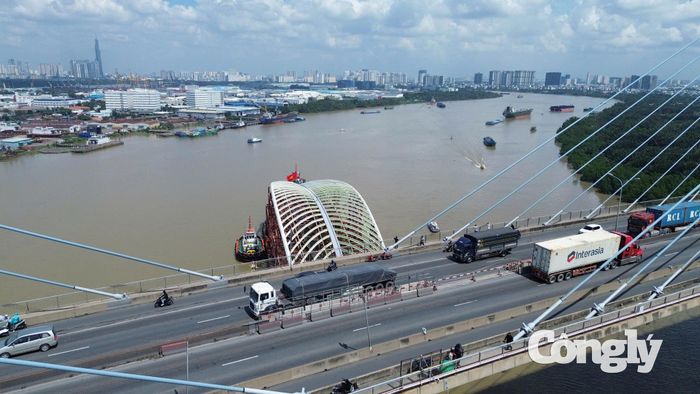Các kỹ sư đồng thời lắp đặt thiết bị đo đạc chuyên dụng để kiểm tra độ chính xác, chuẩn bị máy hàn, chi tiết kết nối, bu lông và các thiết bị hỗ trợ điều chỉnh. Nhân lực, điều kiện thi công và phương án bảo đảm an toàn cũng được rà soát trước khi thực hiện kết nối nhịp cầu.