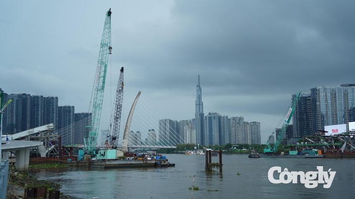 Sau khi hợp long, dự án tiếp tục hoàn thiện các hạng mục như mặt cầu, lan can, hệ thống âm thanh, chiếu sáng, thang máy, thang cuốn cùng các chi tiết kiến trúc và cảnh quan. Công trình sẽ trải qua những bước kiểm tra, kiểm định và thử tải cần thiết trước khi đưa vào khai thác. Thời điểm phục vụ người dân phụ thuộc vào kết quả hoàn thiện, việc đáp ứng yêu cầu kỹ thuật và chấp thuận của cơ quan có thẩm quyền.