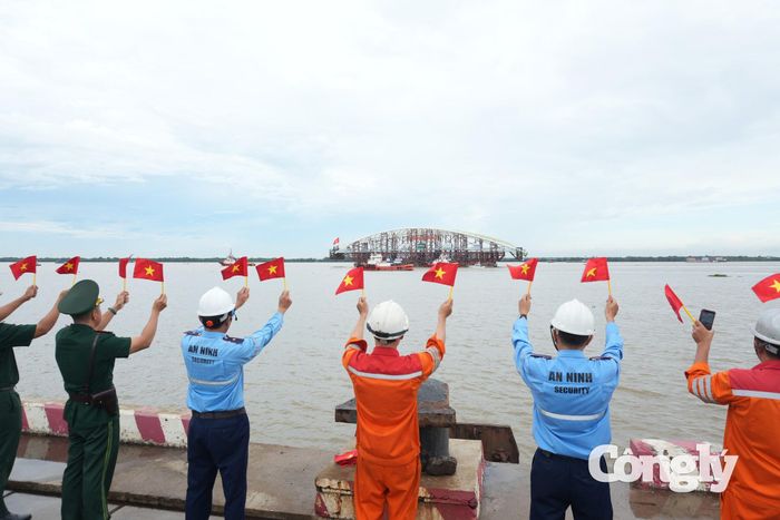 Trước đó, khoảng 6 giờ ngày 18/10, đoàn lai dắt gồm tàu kéo chính và ba tàu hỗ trợ xuất phát từ cảng Đông Xuyên, đưa tổ hợp kết cấu thép nặng 3.400 tấn bắt đầu hành trình về TP.HCM. Trong ngày đầu tiên, điều kiện thời tiết không thuận lợi, có thời điểm xuất hiện mưa lớn, sóng to. Đến khoảng 18 giờ cùng ngày, đoàn lai dắt đưa khối kết cấu đến phao SR05 an toàn và neo nghỉ qua đêm.
