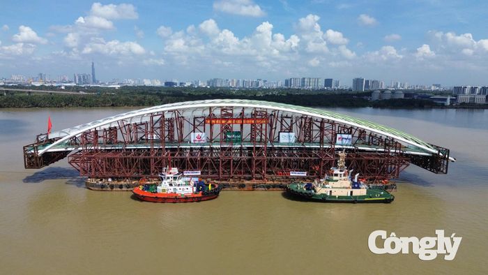 Chị Nguyễn Quỳnh, một người dân có mặt tại khu vực Bến Bạch Đằng cho biết, chị rất háo hức khi được tận mắt chứng kiến khối kết cấu chính của cây cầu cập bến. “Trước đây, tôi chỉ nhìn thấy hình ảnh cây cầu qua báo chí, mạng xã hội. Hôm nay được tận mắt chứng kiến công trình lớn như vậy di chuyển trên sông, tôi thấy rất ấn tượng. Tôi mong cây cầu sớm hoàn thành để người dân có thêm một địa điểm đi bộ, ngắm cảnh và chụp hình bên sông Sài Gòn”, chị Quỳnh chia sẻ.