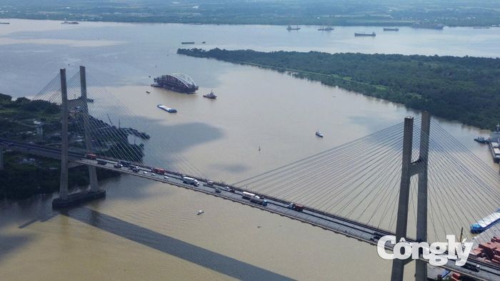 Sau khi khối kết cấu chính cập bến, các đơn vị thi công tập trung chuẩn bị cho công tác hợp long dự kiến diễn ra ngày 21/10. Trong ngày 20/10, kết cấu sẽ được căn chỉnh vào vị trí và hạ tải lên hệ thống trụ đỡ trung tâm.