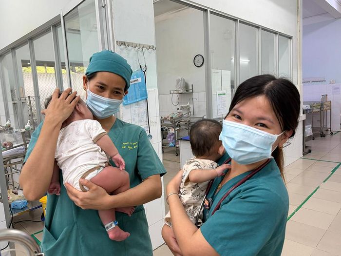 Những "người mẹ" áo trắng tại Khoa Sơ sinh - Bệnh viện Nhi đồng 2. Ảnh: Thanh Huyền