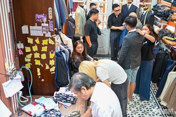 Tiệm may đông đúc khách hàng