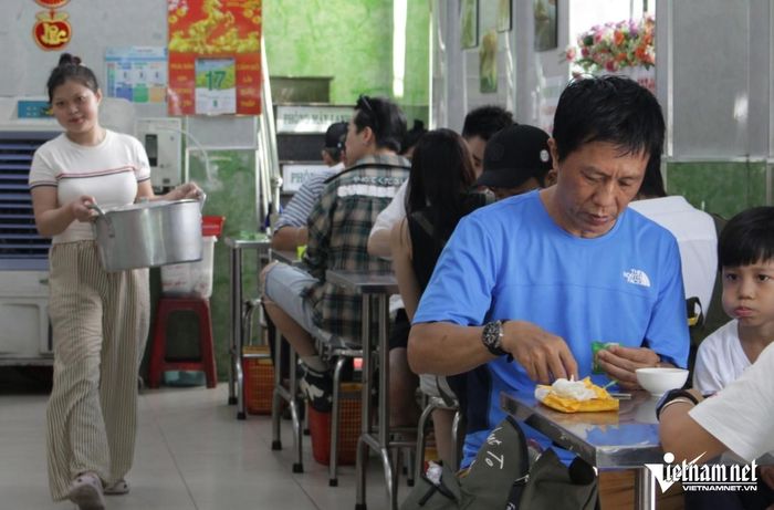 Quán bánh luôn đông khách từ sáng đến đêm