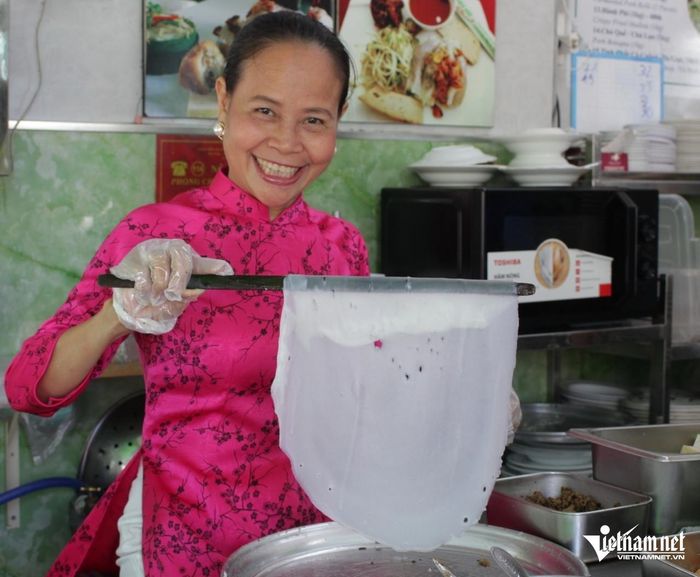 Bà Loan, chủ quán cho biết quán bánh có từ năm 1961