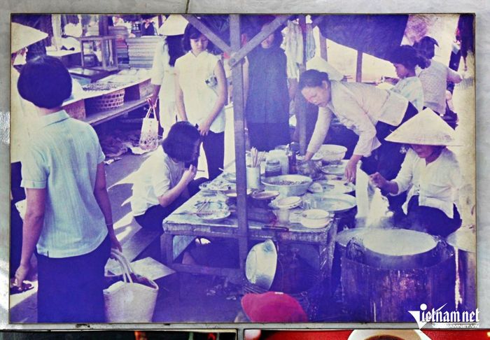 Cụ Cà cùng sạp bánh của mình trong quá khứ. Ảnh chụp lại