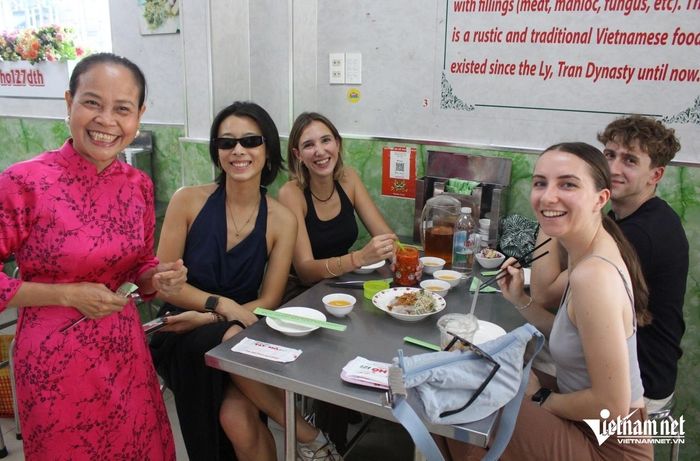 Quán bánh cũng được đông đảo khách nước ngoài đến trải nghiệm