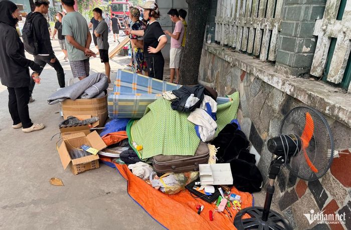 Người dân hốt hoảng di chuyển đồ đạc ra bên ngoài khi lửa bao trùm khu nhà trọ