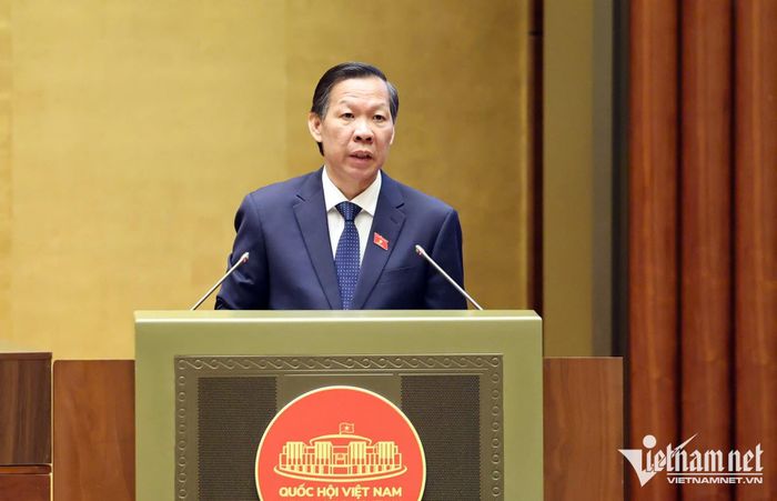 Chủ nhiệm Ủy ban Kinh tế và Tài chính Phan Văn Mãi trình bày báo cáo thẩm tra
