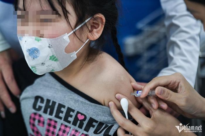 Người dân tiêm vắc xin tại Hà Nội. Ảnh: Thạch Thảo.