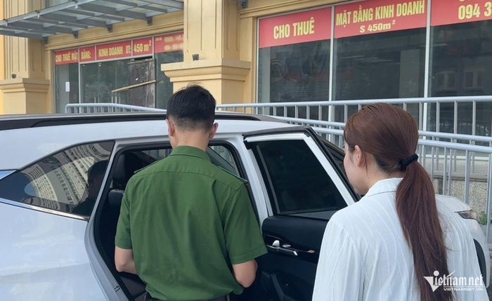 Công an phường Thành Vinh ghi nhận hiện trường. Ảnh: T.T