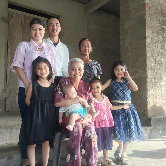 Bà Long bên em dâu (áo hoa) và tổ ấm nhỏ của cháu trai út 