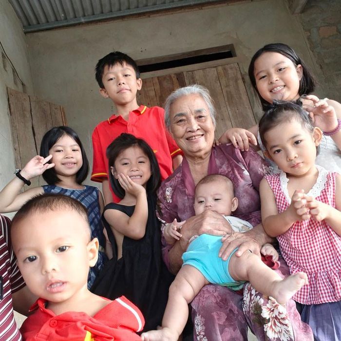 Bà Long bên đàn cháu nhỏ nơi quê nhà 