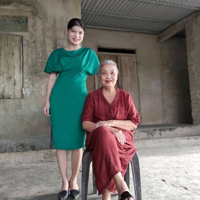 Bà Long bên cháu dâu út 