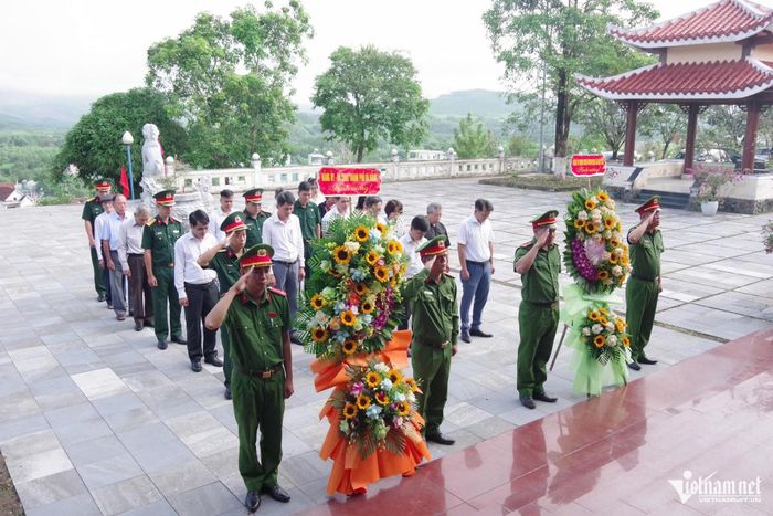 Trước hội thảo, các đại biểu dâng hoa, dâng hương tưởng niệm các anh hùng liệt sĩ tại Đền Liệt sĩ xã Hiệp Đức. Ảnh: Quang Cường