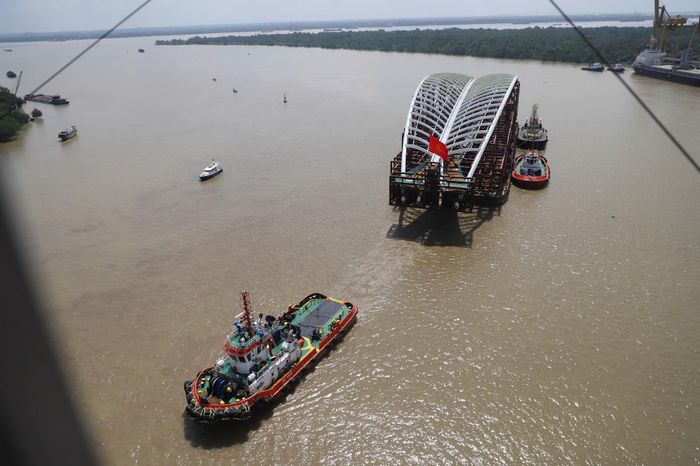 Tàu kéo công suất 5.000 mã lực, cùng hai tàu lai áp mạn và một tàu dự phòng túc trực 24/7 dẫn dắt. Ảnh: TK