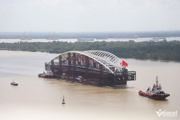 Toàn bộ tổ hợp được đặt trên sà lan dài 109m, rộng 37m với tải trọng hơn 14.000 tấn. Trên mặt sà lan, đơn vị thi công bố trí 50 trụ kê bằng thép và bê tông nhằm phân bổ đều tải trọng, hạn chế tối đa tác động từ sóng nước trong quá trình di chuyển. (Ảnh: TK)